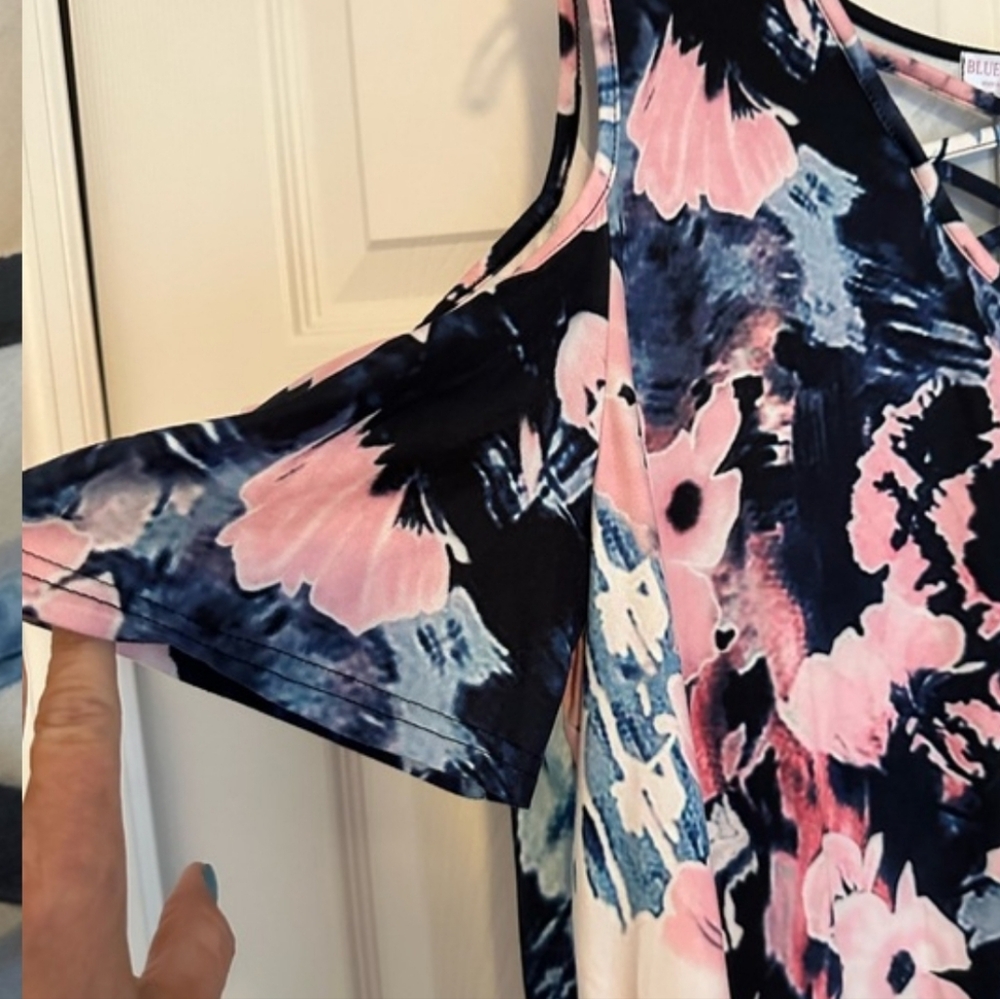 Cold Shoulder Dress - Picture 3 of 4